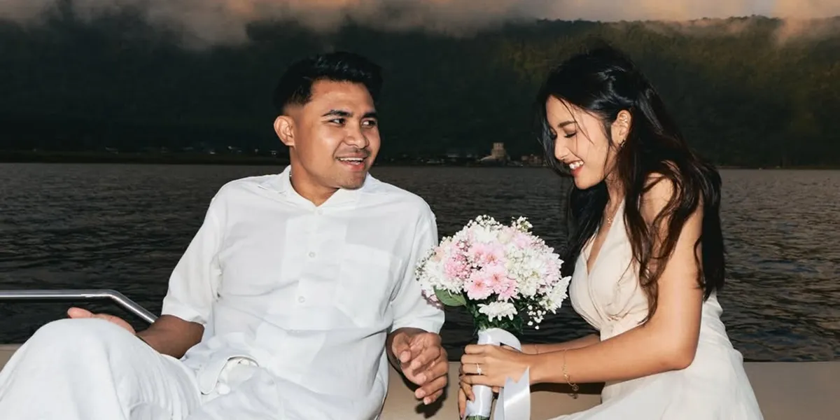 Asnawi Mangkualam Proposes to Yuriska Patricia in Bali, Romantic Kneeling on a Boat