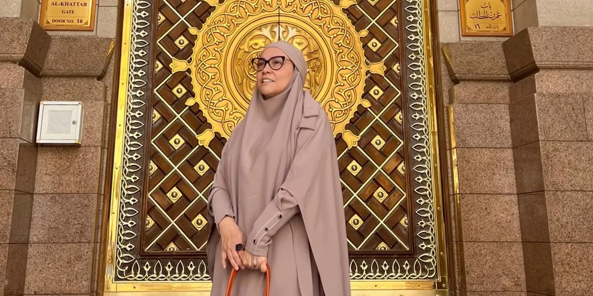 Astrid Kuya Performs Hajj with Jakarta Group, Touching Moment with Elderly Pilgrims