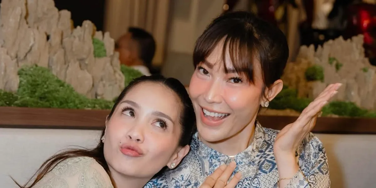 Ayu Dewi Hasn't Had Time to Get Ready, Helped by Nagita Slavina with Hair at Open House