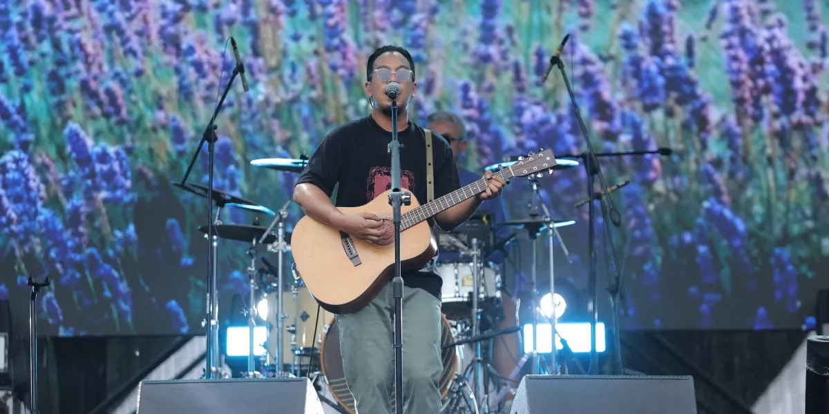 The band rumahsakit Opens the Second Day of the KLBB Festival 2026, Audience Appreciation During Hot Weather