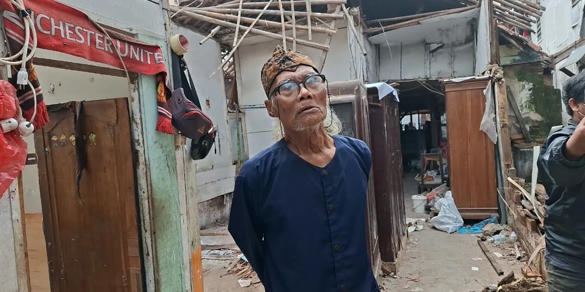 Bangunan Lapuk, Rumah Diding Boneng Ambruk Kena Hujan Deras