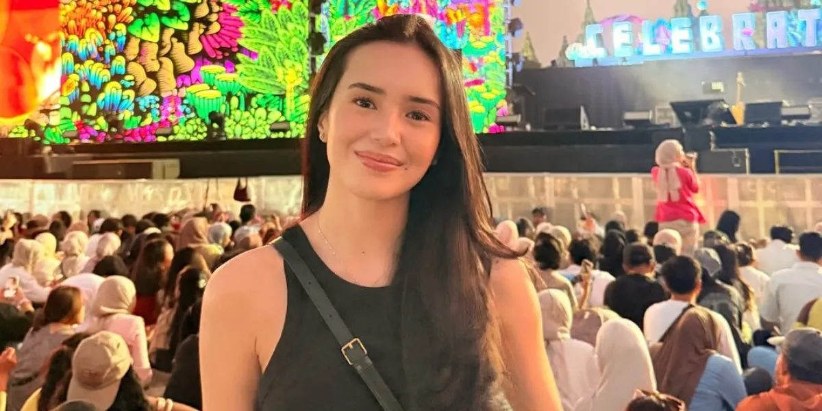 Beby Tsabina Watches Prambanan Jazz, Beautiful Photos at Sunset