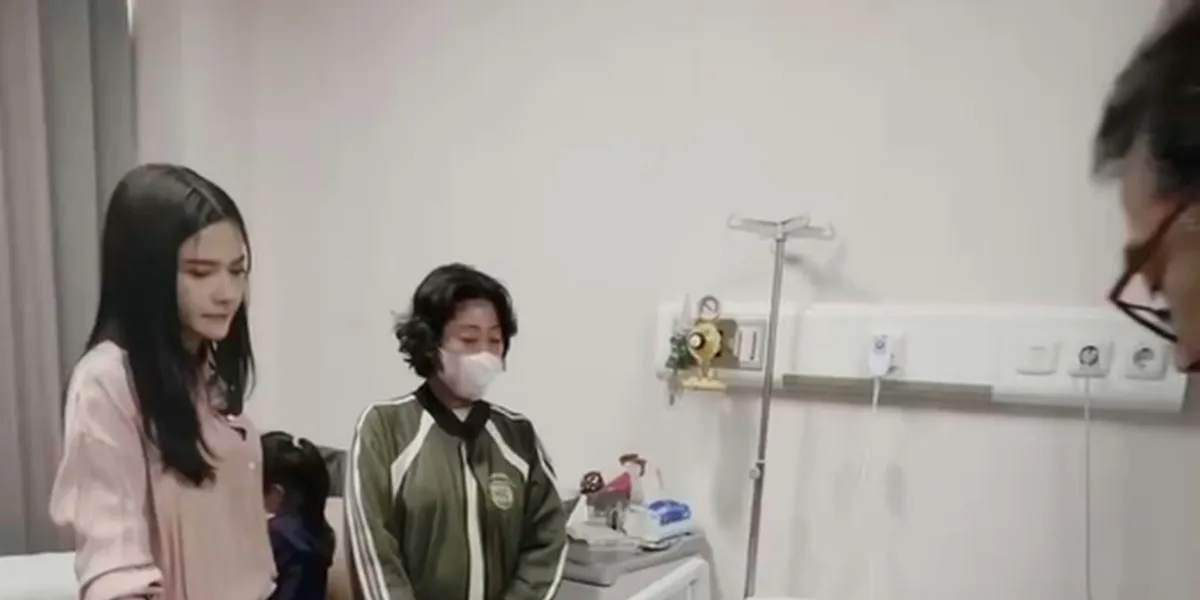Bella Bonita Visits Concertgoers Injured by Falling Fence at Denny Caknan's Concert in Surabaya