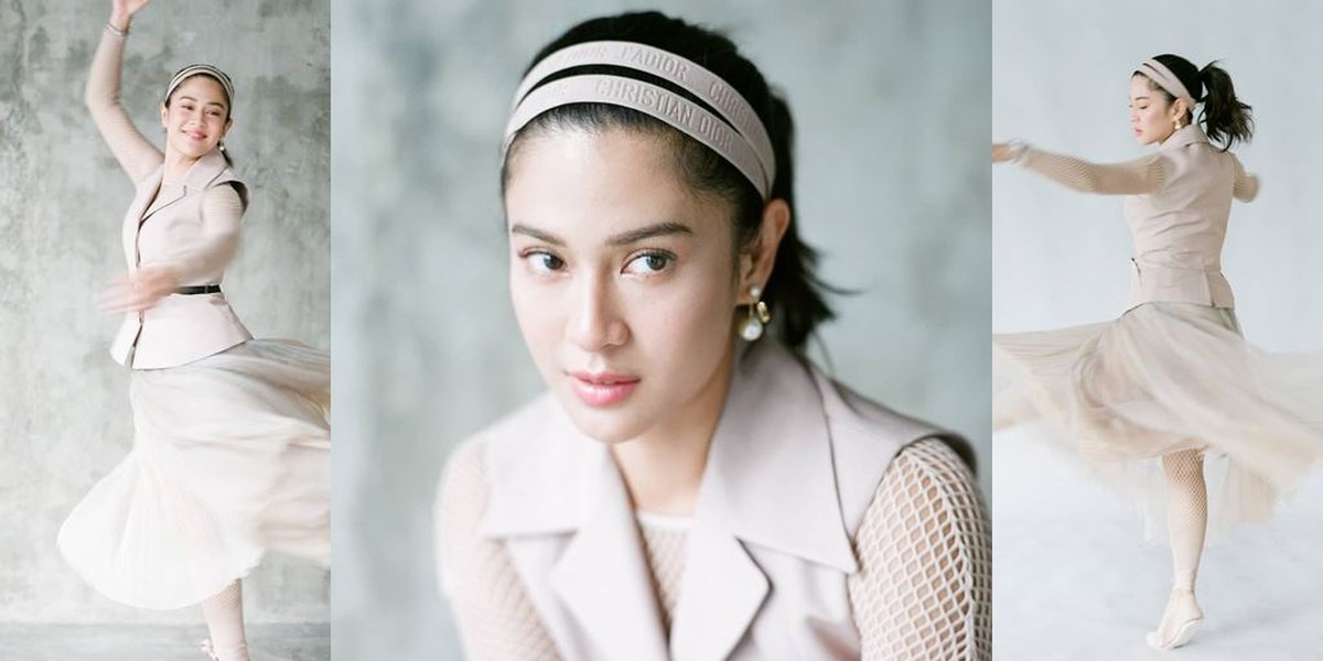 Posing Like a Ballerina, Dian Sastrowardoyo Shows Her Gracefulness