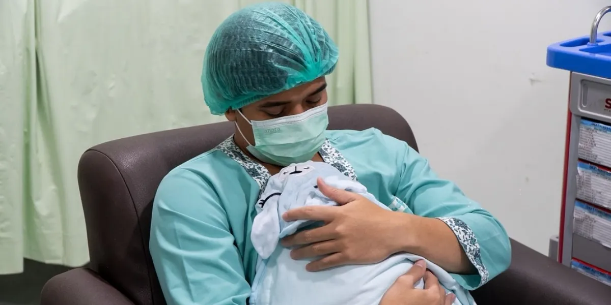 Billy Syahputra Becomes a Hands-On Father, Willing to Wake Up in the Middle of the Night to Change Diapers