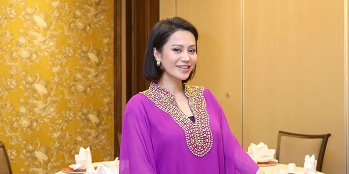 Bunga Zainal Klarifikasi Masalah Keluarga Vicky Zainal Murka Bunga Zainal Klarifikasi Masalah Keluarga Vicky Zainal Murka