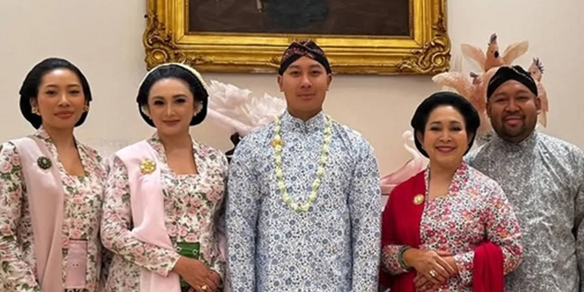 The Beauty of Aya Hutami at the Siraman Darma Mangkuluhur, Graceful