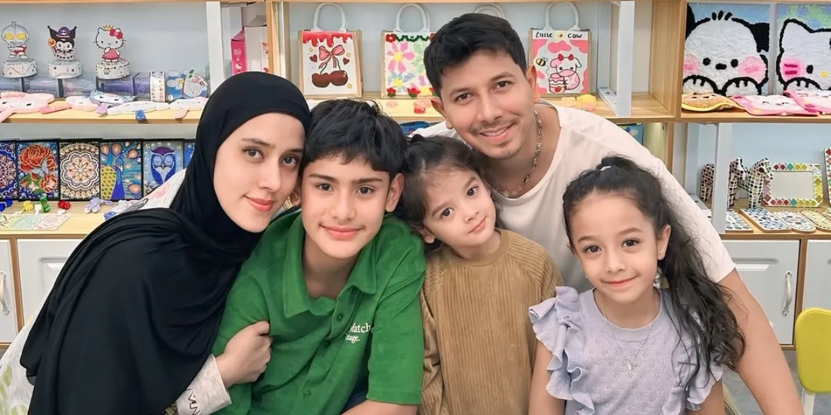 How Fairuz A Rafiq and Sonny Septian Encourage Their Child to Learn Fasting