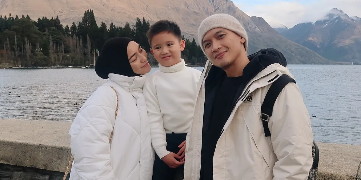 How Rezky Aditya Teaches the Meaning of Ramadan Fasting to His Child from an Early Age