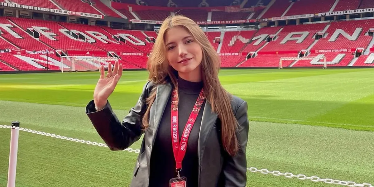 Cassandra Lee Explores Manchester United's Headquarters, Experience the Atmosphere of Sitting on the Bench