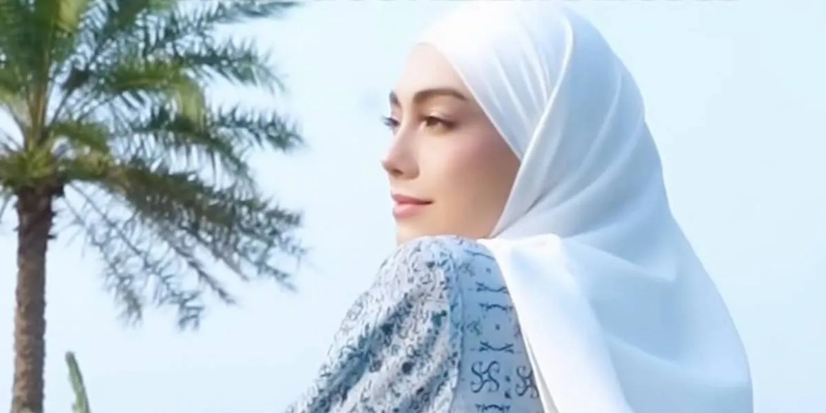 Celine Evangelista is Touched as She Sends Her Daughter to the Islamic Boarding School, Learning the Meaning of Love