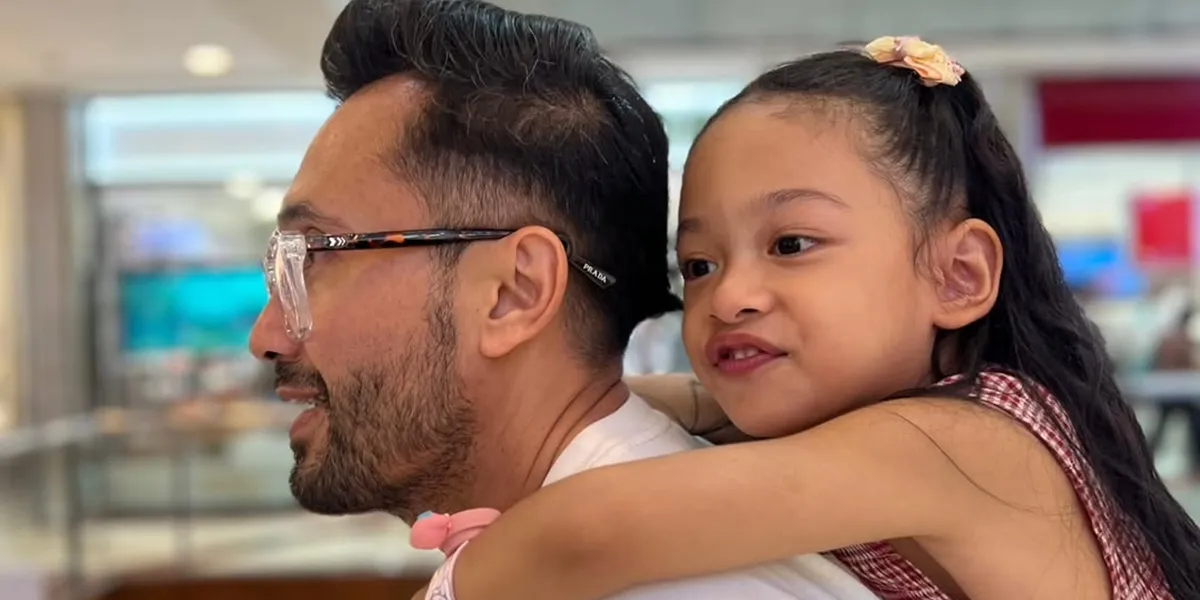 Chef Norman Takes His Child to the Mall, Even Playing Horse Ride