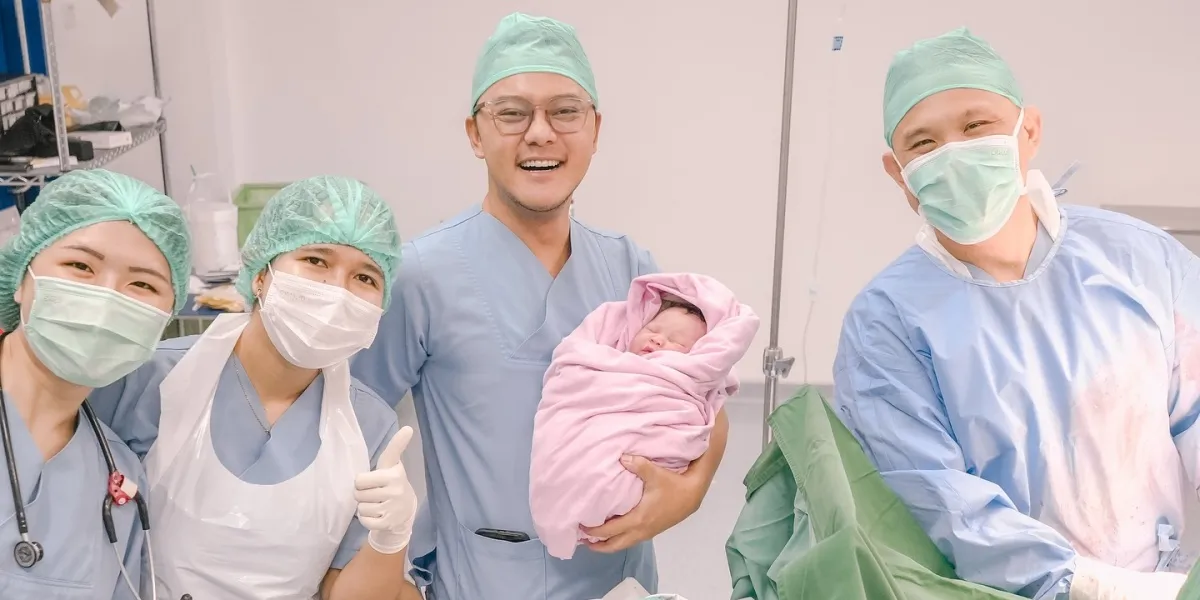 Danang Pradana & Hemas Nura Celebrate One Month of Their Child with a Cute Photoshoot - Full of Warmth with Family