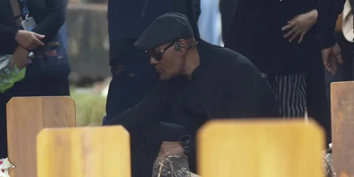 Deddy Corbuzier Mourns at Vidi Aldiano's Funeral: Everyone Testifies He Was a Good Person