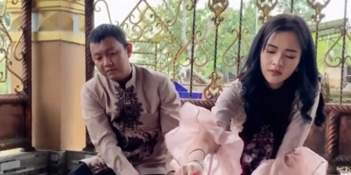 Denny Caknan Visits the Grave of Didi Kempot During Eid Moment