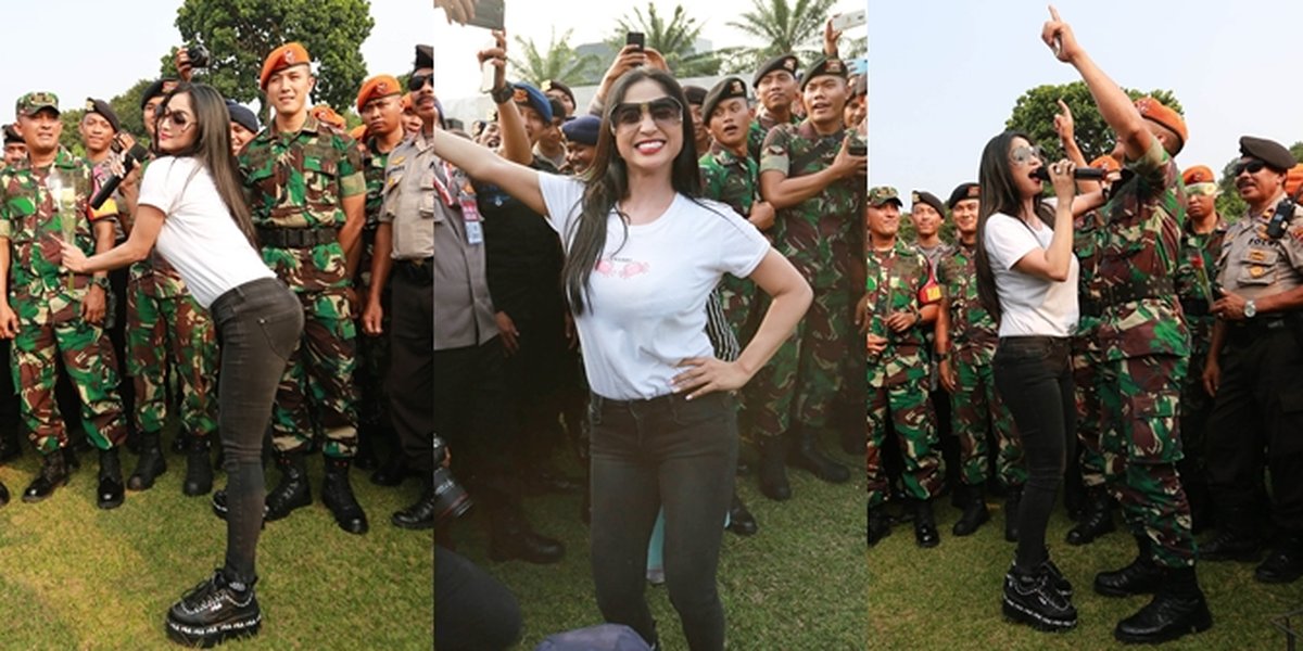 Series of Photos of Dewi Perssik's Action in Front of the DPR Building, Singing 'Salah Apa Aku'