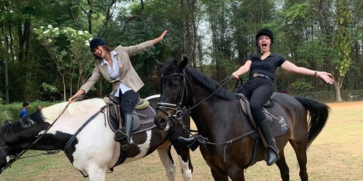 Series of Photos of Nia Ramadhani Riding Horses with Adinda Bakrie, Spontaneous but Fun!