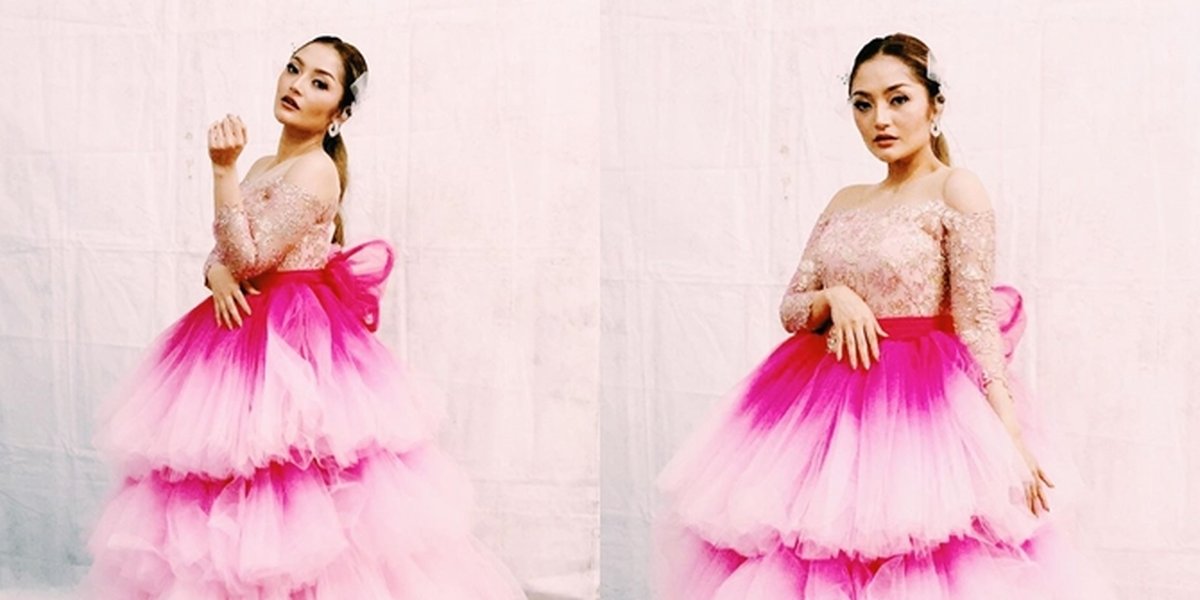 A Series of Photos of Siti Badriah in a Beautiful Layered Dress, Graceful and Adorable!