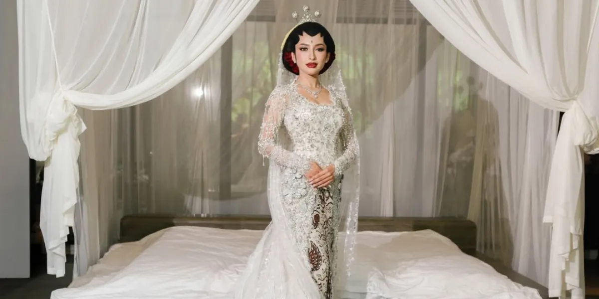 Detail of Jennifer Coppen's Wedding Ceremony Appearance, Stunning in a White Kebaya
