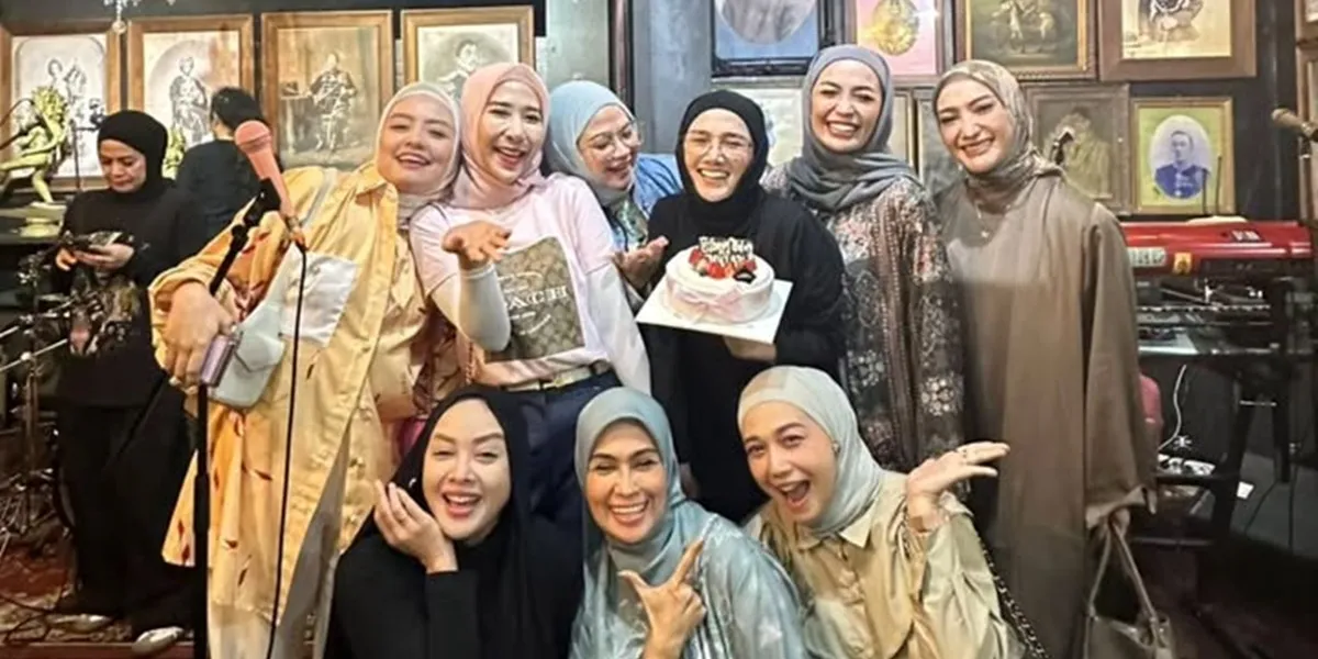 The Moment Mulan Jameela Receives a Birthday Surprise from Her Bestie, Ahmad Dhani's Gaze Becomes the Spotlight