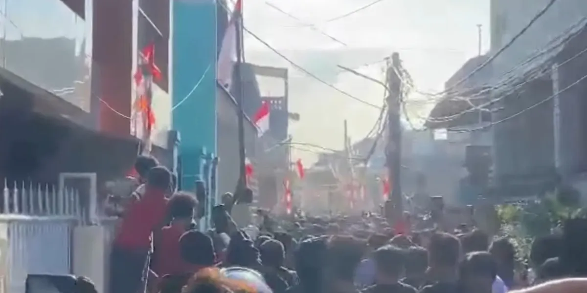 Moments When Ahmad Sahroni's House Was Stormed by a Mob, Cars in the Garage Also Became Targets