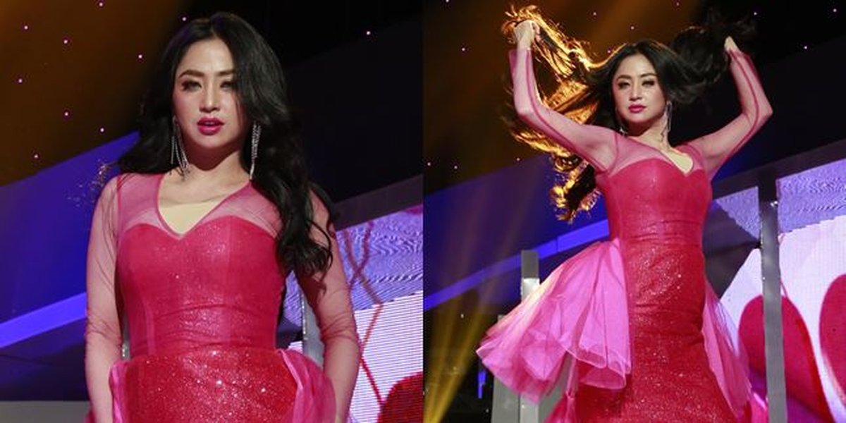 Dewi Perssik Appears Bold in a Pink Dress in DA Asia 4 Top 4