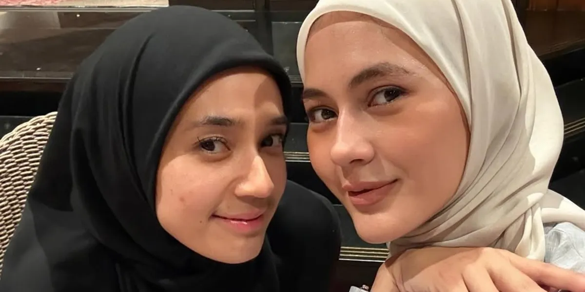 Dhini Aminarti Selfie with Paula Verhoeven, Looks Like Siblings