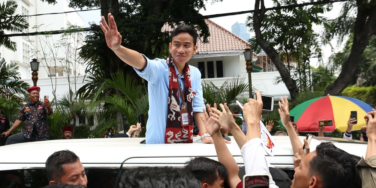 Accompanied by Kaesang Pangarep, Photos of Gibran Rakabuming Paraded to the KPU to Register as Prabowo Subianto's Vice Presidential Candidate