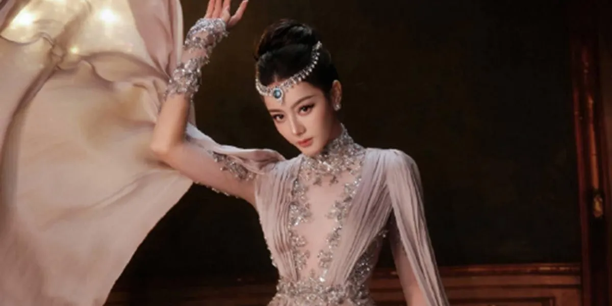 2026 VOGUE Forces of Fashion Galaで、装飾のあるドレス姿でポーズを取るディリラバ