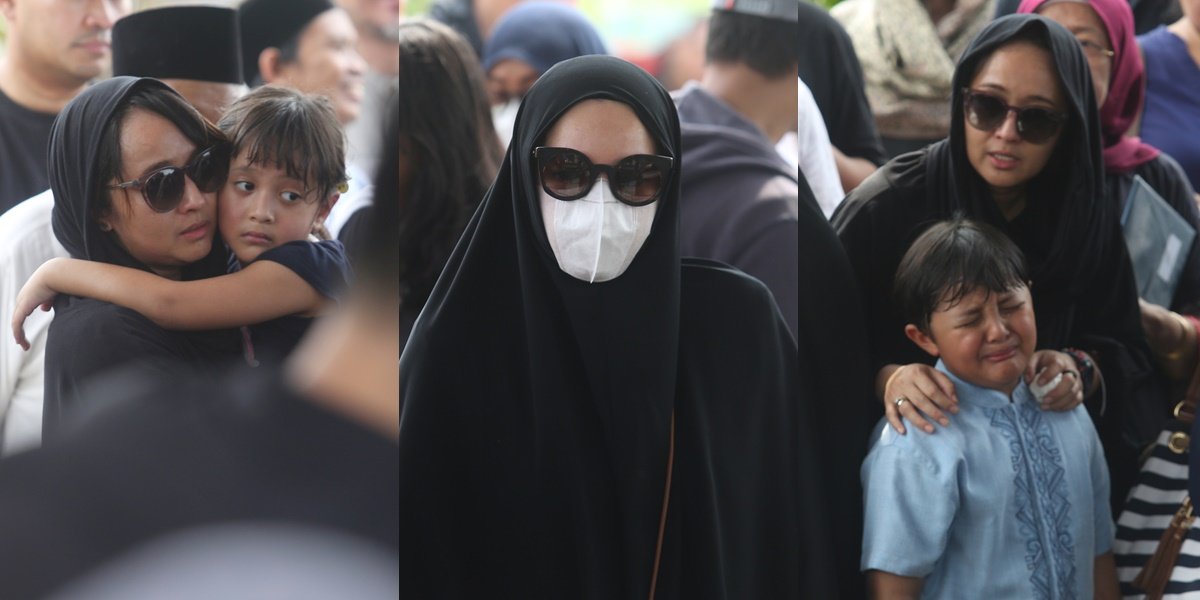 Mourning the Grandfather, 13 Portraits of Chua Kotak and Dewi Sandra's Close Funeral 