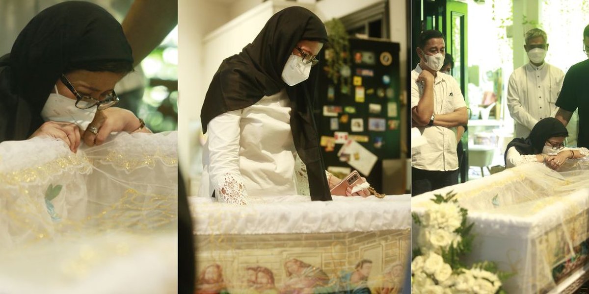 Left Behind by Beloved Daughter, 7 Photos of Nurul Arifin Kneeling Beside Maura Magnalia's Coffin
