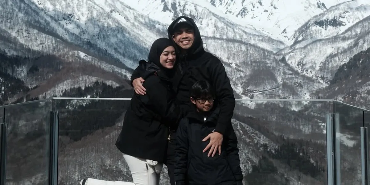 Ditto Percussion Takes Kids Paddle Boarding in Japan, Fun Poses in the Middle of the Lake