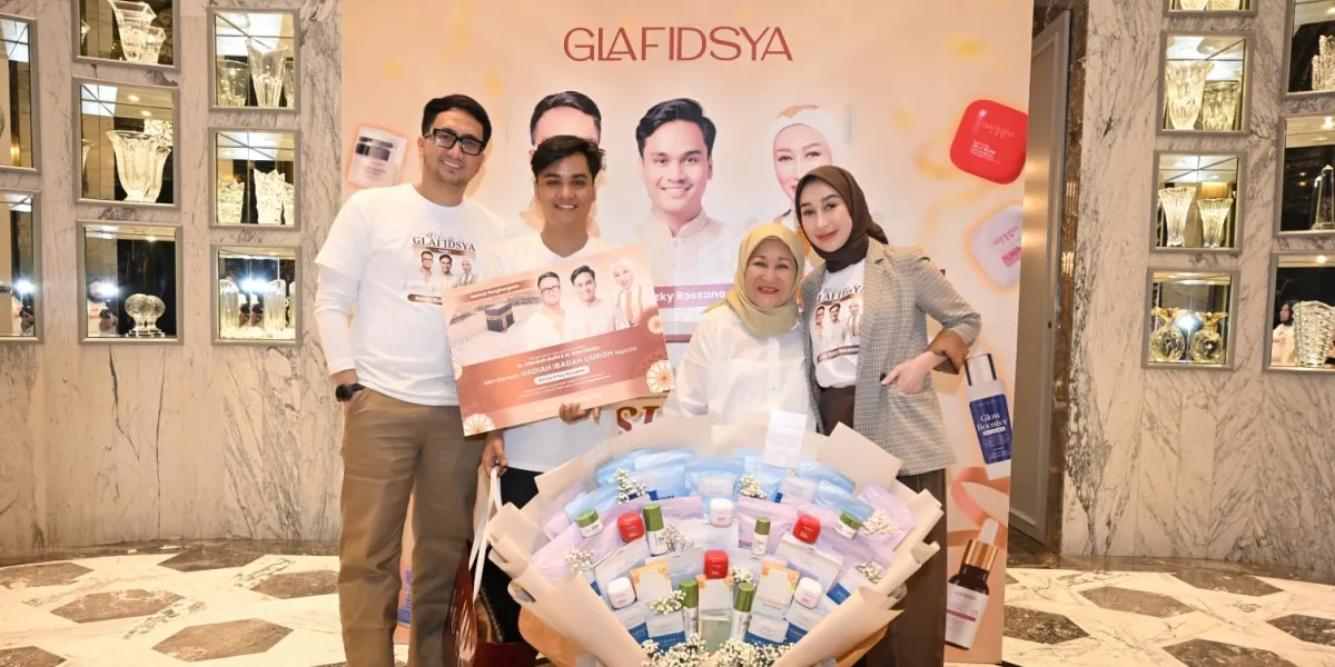 Doctor Reza Gladys and Husband Gift Umrah to Ressa Rizky Rosano-Mama Ratih
