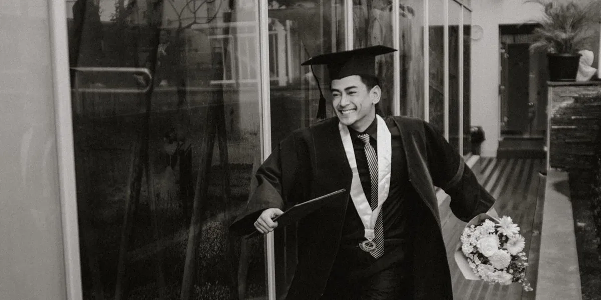 Dwi Andhika is Affectionate with Chika Jessica During Graduation, Reveals Past Promise