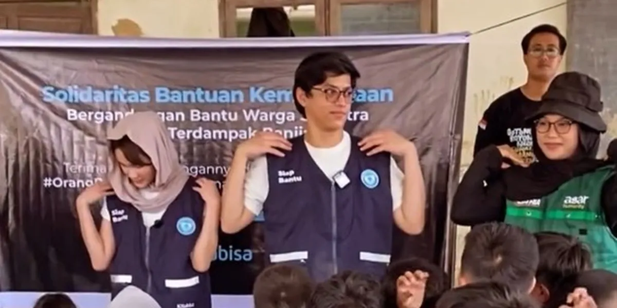 7 Photos of El Putra Distributing Aid to Children in Aceh, Also Shopping for Gifts