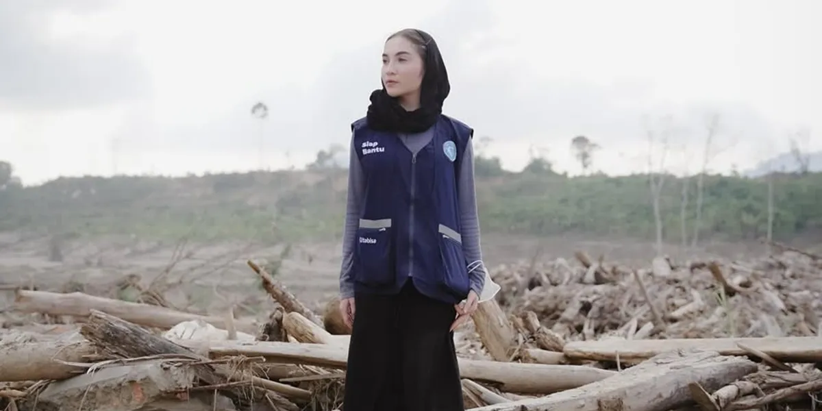 Elina Joerg Distributes Aid to Aceh, Had Fun with the Children