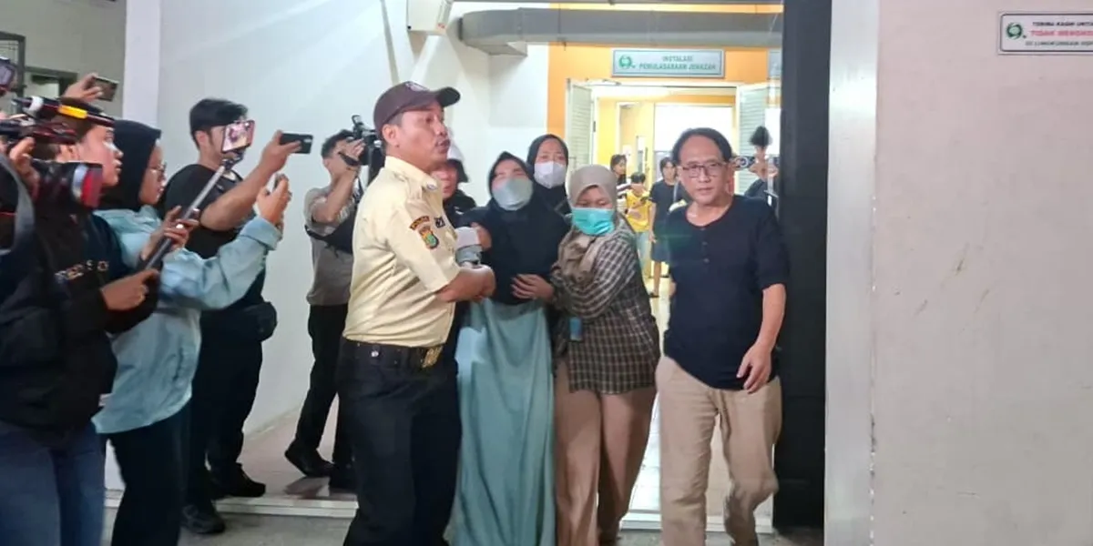 Epy Kusnandar Passed Away, Karina Ranau's Tears Broke Out Saying 'I Love You Papi' in the Final Moment