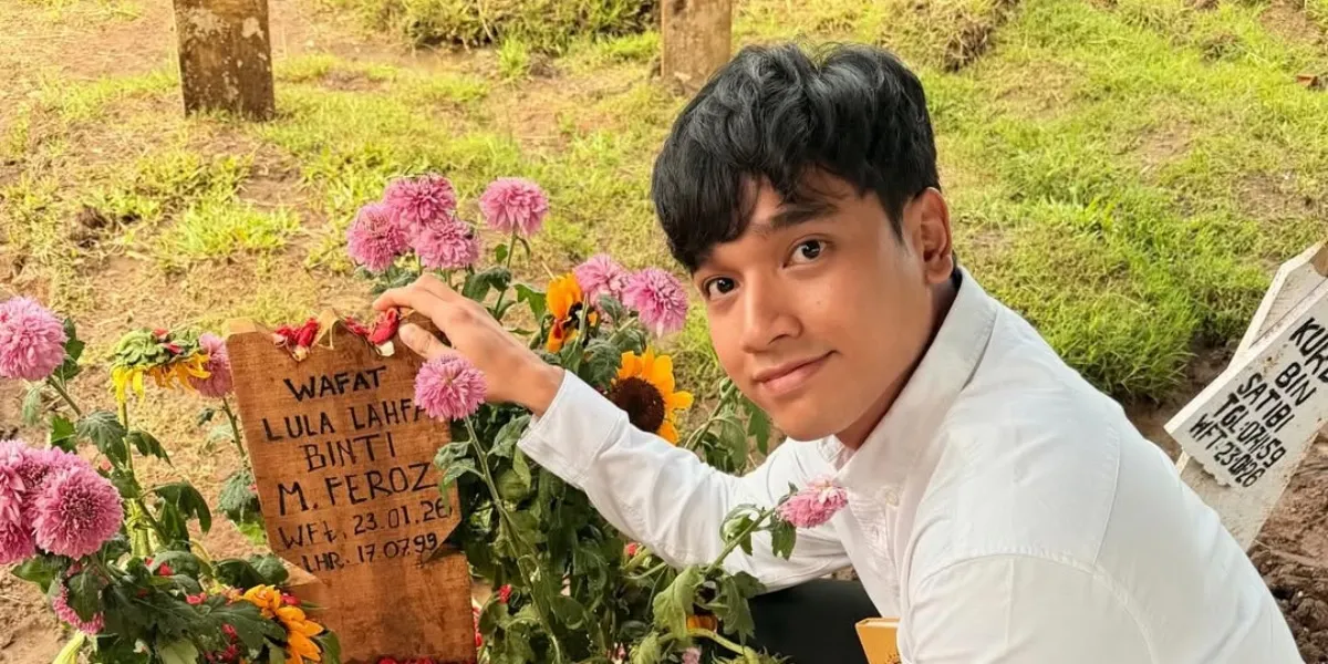 Fadly Faisal Visits the Grave of Lula Lahfah, Reads Yasin on the 7th Day