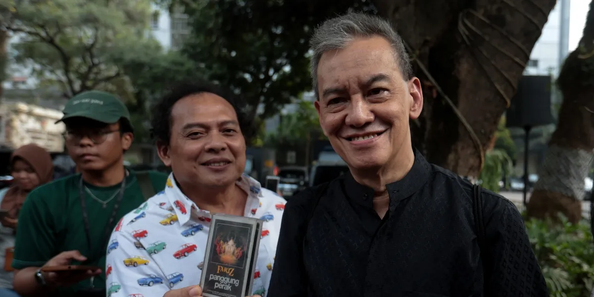 Fariz RM Proves Legal Ownership of the Song 'Di Antara Kata', Shows Physical Cassette from 1981