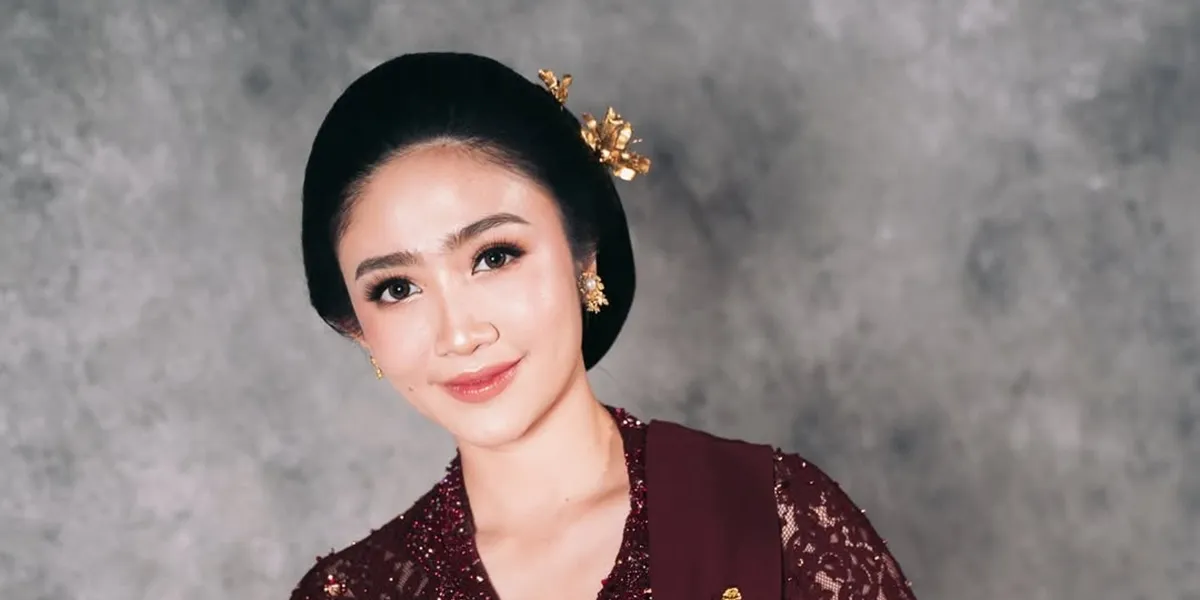 Febby Rastanty in Kebaya and Classic Bun at Her Brother's Wedding