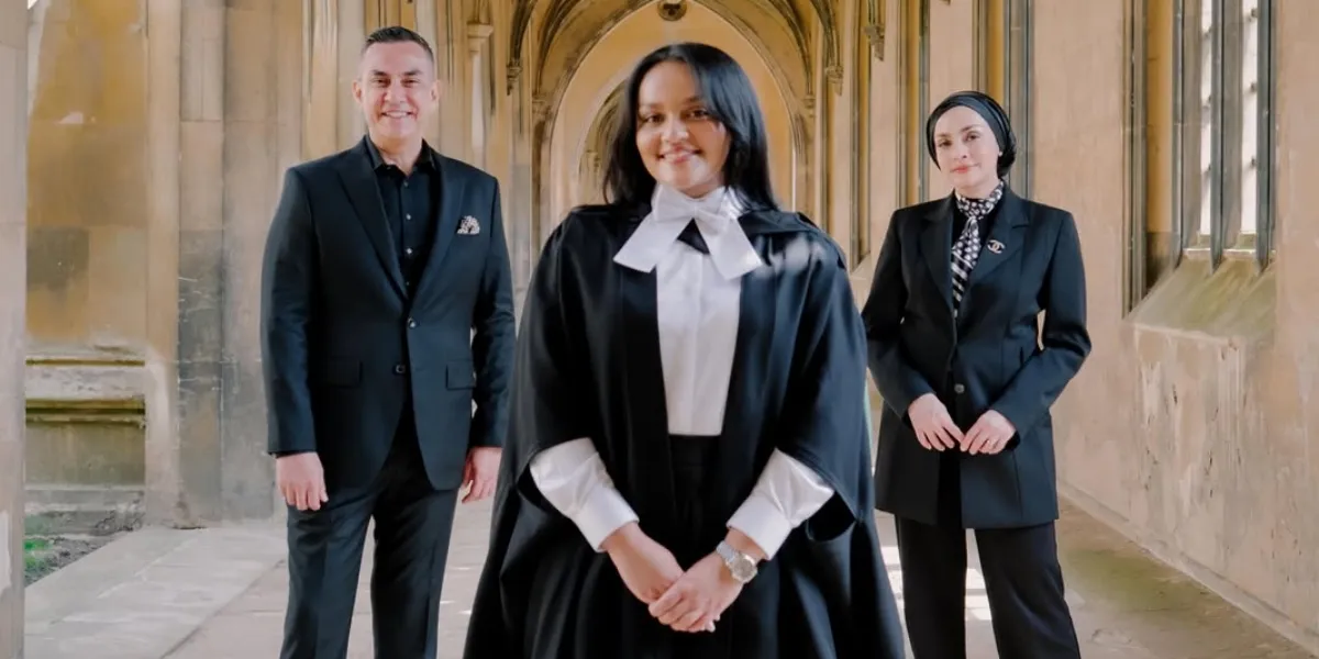 Ferdy Hasan & Wife Accompany Child Graduation Photo, Graduating from University of Cambridge