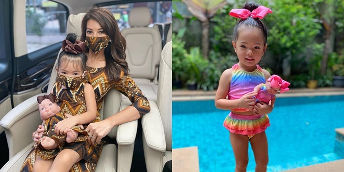 Photo of Adek Yaya, Farah Quinn's Child, Wearing Matching Clothes with a Doll, So Cute