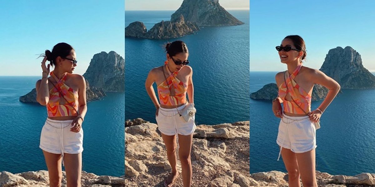 Photo of Alyssa Daguise Climbing a Hill in Spain, Looks Hot Even with Flip Flops