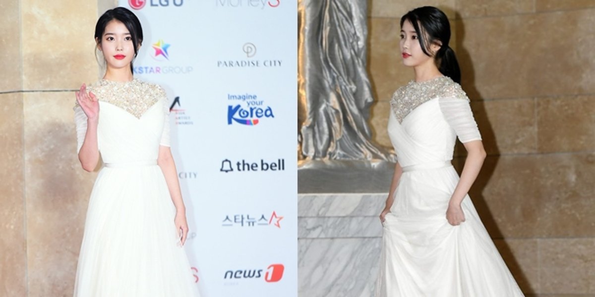 PHOTO: IU Looks Beautiful Choosing to Wear a White Dress at the 2018 AAA