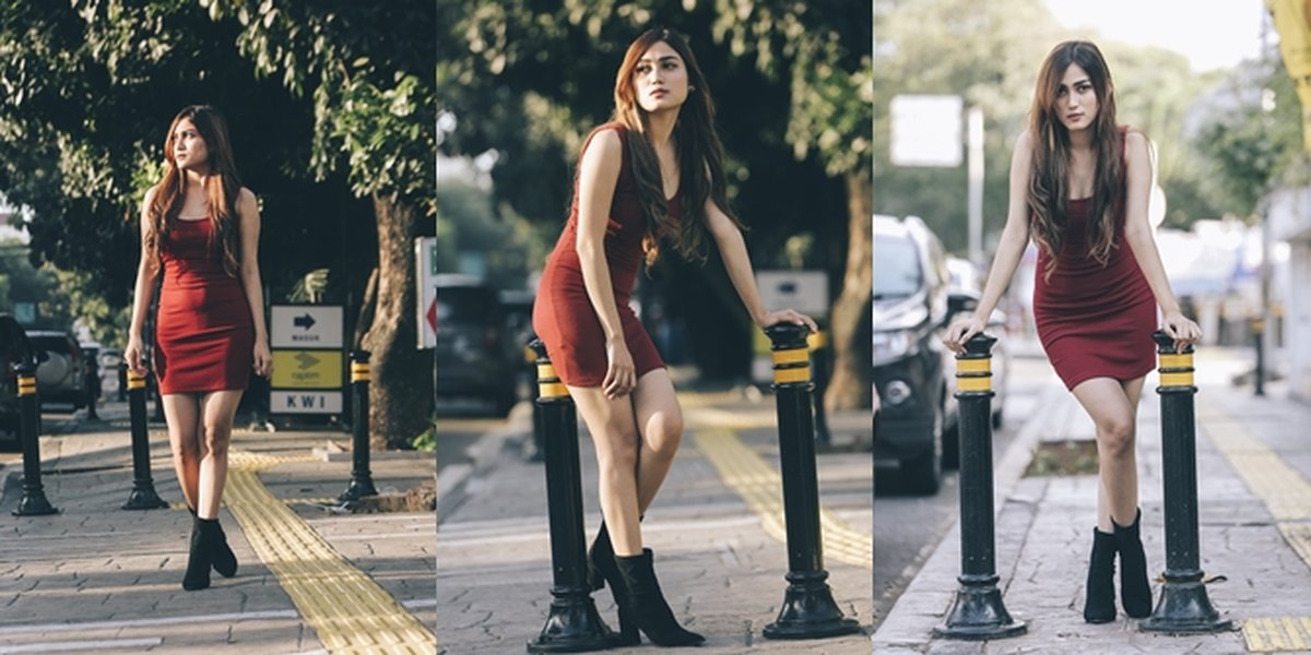 PHOTO Evelyn Kremes, Posing Beautifully on the Sidewalk Like a Model