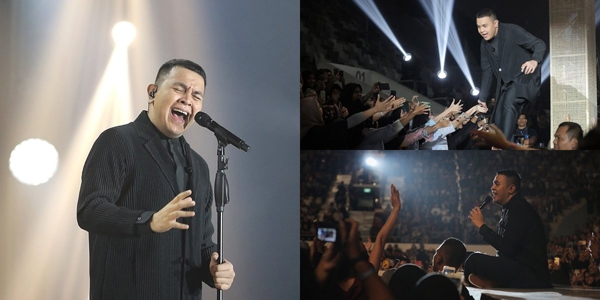 PHOTO: The Warmth of Monokrom Concert, Tulus Feels Comfortable Sitting on the Floor