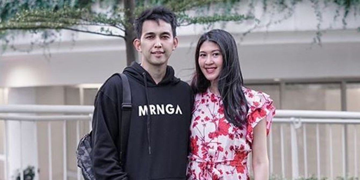 Photo of Indra Sinaga and His Pregnant Wife, Eight Years of Waiting for Success Through IVF Program