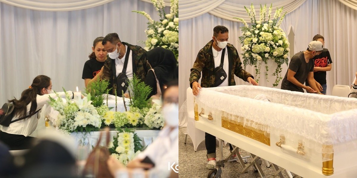 Photo of Ivan Saba Mourning the Loss of His Older Brother Carlo Saba, Crying Beside the Coffin