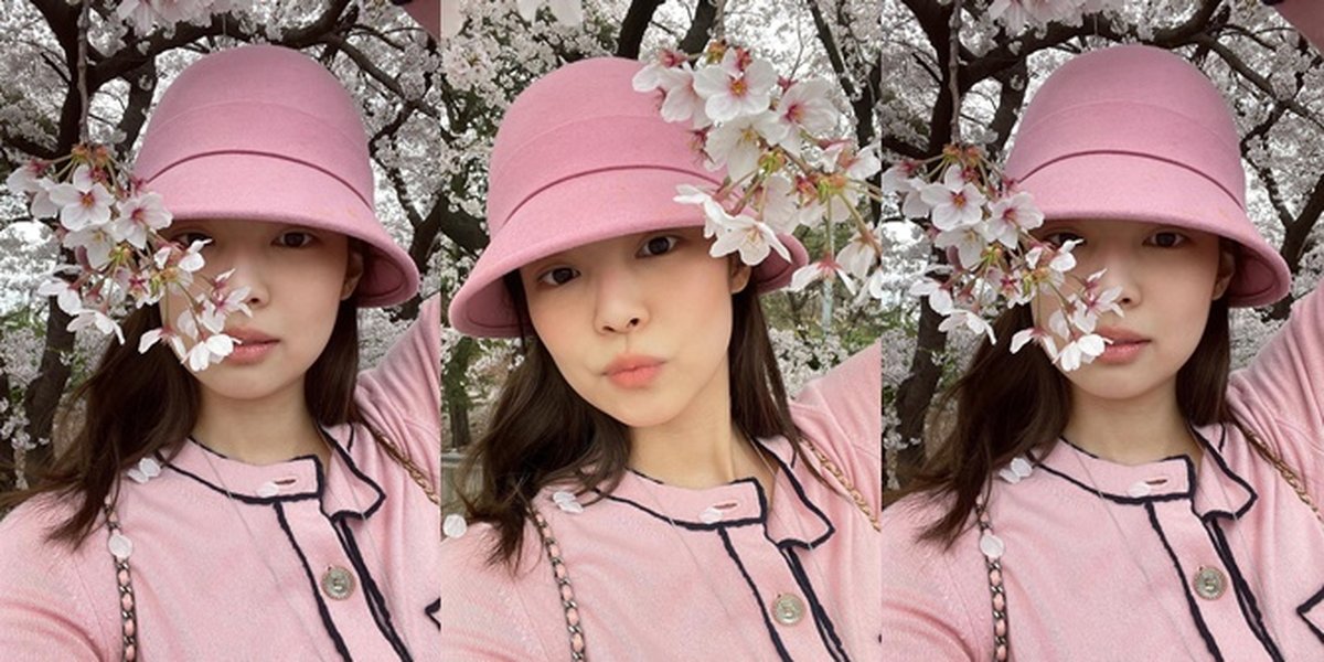 Photo of Jennie BLACKPINK Posing Under Cherry Blossom, Cardigan Worth Millions and Not Wearing a Mask Becomes the Highlight