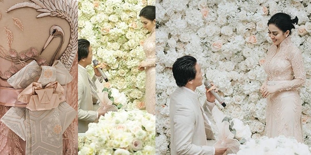 PHOTO Syahrini and Reino Barack's Engagement, Simple with Scattered Flowers